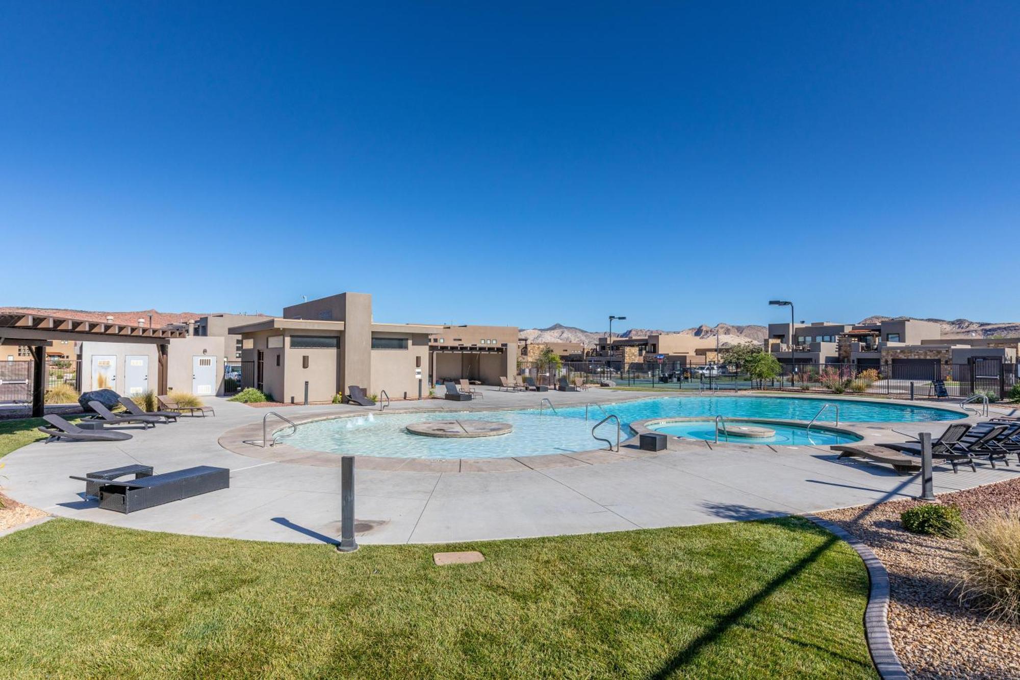 The View At The Escapes Villa St. George Exterior photo
